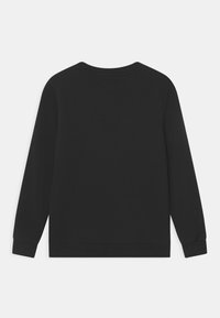 Sudadera negra de manga larga, con cuello redondo y puños acanalados. Textura suave sin patrones o adornos visibles.