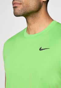 Πράσινο μπλουζάκι Nike με λαιμόκοψη, κοντά μανίκια και μαύρο λο γότυπο swoosh στο αριστερό στήθος. Απαλή, ελαφριά ύφανση.