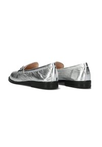 Zilveren metallic loafers met een gestructureerd oppervlak, platte zwarte rubberen zool en een klassieke ronde vorm. Geen zichtbare versieringen.