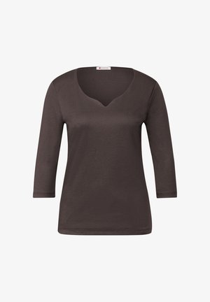 Maglia marrone con scollo a V e maniche a tre quarti. Tessuto morbido, design aderente, senza motivi o accenti visibili.