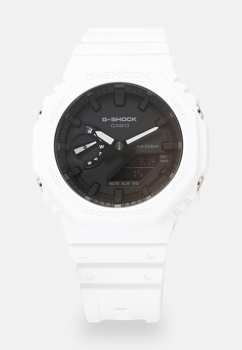 Weiße G-Shock-Uhr mit schwarzem Zifferblatt, analogen und digitalen Anzeigen, strukturiertem Kunststoffgehäuse und Gummiband. Wasserdicht bis 20 bar.