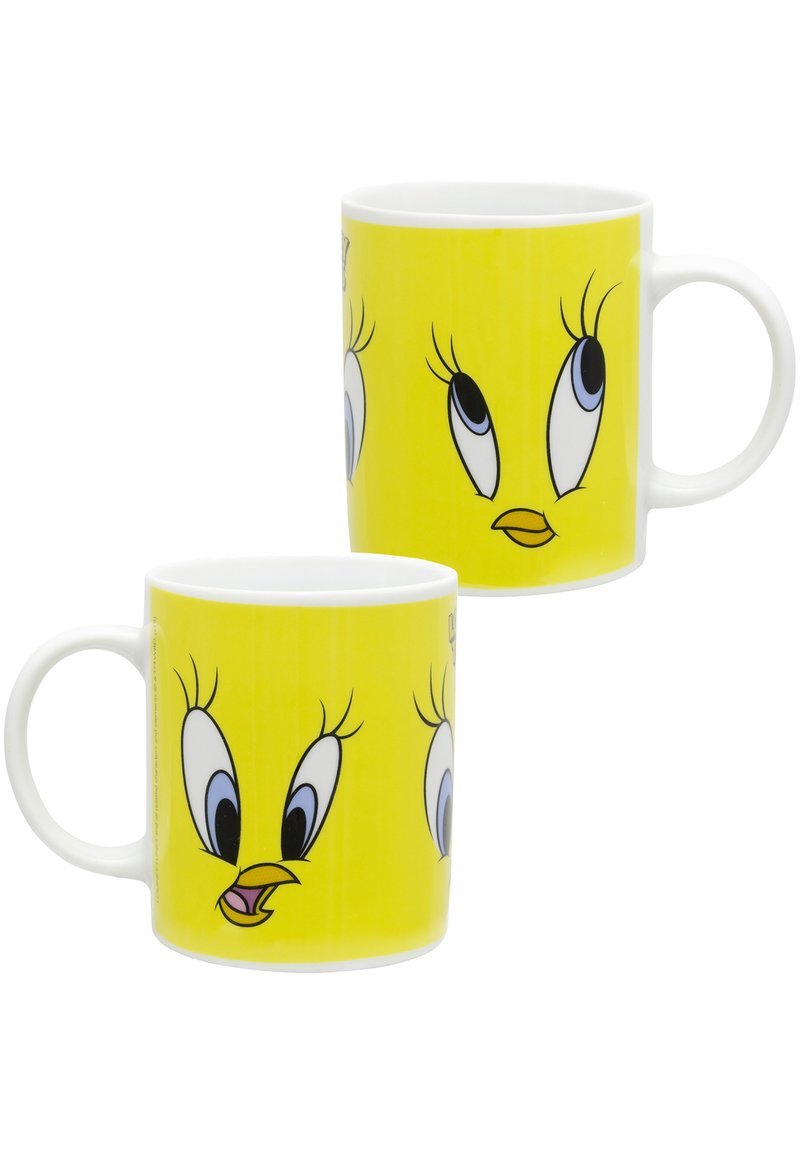 Tazza in ceramica con uno sfondo giallo brillante decorato con volti di personaggi dei cartoni animati, grandi occhi e beccucci definiti, manico bianco e superficie liscia.