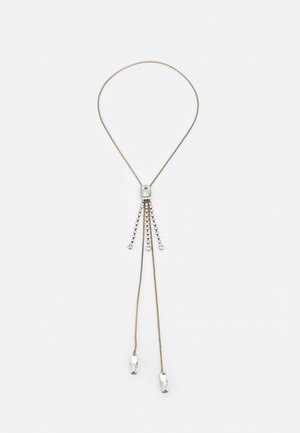 Collier délicat en or avec un grand pendentif central en pierre précieuse rectangulaire et claire, accompagné de trois rangs pendants de petites pierres rondes et claires.