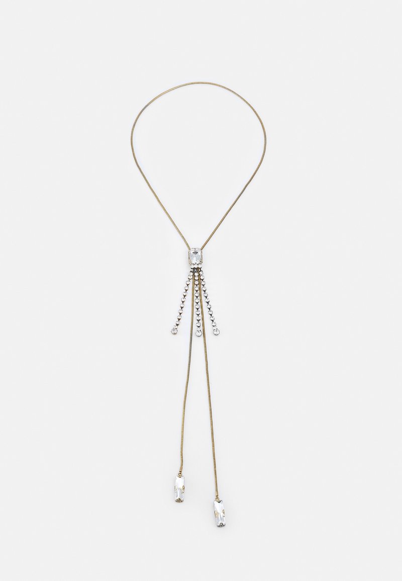 Collier délicat en or avec un grand pendentif central en pierre précieuse rectangulaire et claire, accompagné de trois rangs pendants de petites pierres rondes et claires.