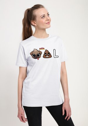 Camiseta blanca de algodón con un pug al estilo de cómic y emojis de caca, con la letra "L" impresa en negro al lado.