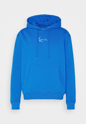 Sweat-shirt à capuche bleu vif avec poche avant et petit logo blanc en script sur la poitrine, montré sur fond blanc uni.