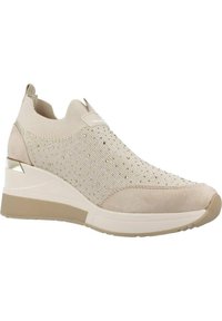 Zapatilla atlética beige con parte superior de punto y acentos brillantes, puntera de gamuza y tacón cuña para mayor altura y soporte.