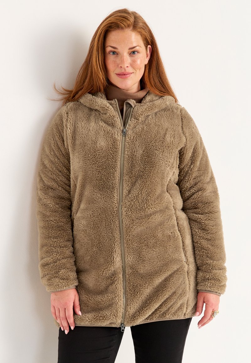 Jaket berlapis fleece, dengan ritsleting, berwarna taupe hangat, dilengkapi dengan penutup kepala, lengan panjang, dan finishing kain yang lembut serta bertekstur.