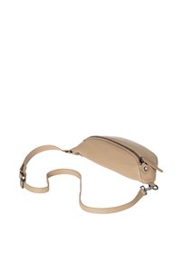 Borsa a tracolla in pelle beige con forma rettangolare, chiusura con zip superiore, tracolla regolabile e semplici dettagli in metallo.