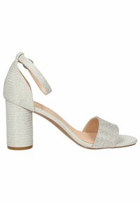 Sandalo con tacco blocco aperto sulla punta, con tomaia in argento texturizzato e fascia alla caviglia. Presenta una soletta beige liscia e un tacco blocco robusto.