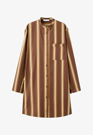 Braunes Hemdkleid mit langen Ärmeln und vertikalen gelben und beigen Streifen, Stehkragen, Vorderknöpfen und einer Brusttasche auf der linken Seite.