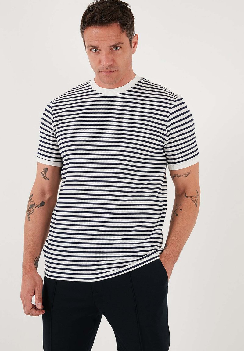 Buratti REGULAR FIT - Apdrukāts T-krekls - indigo