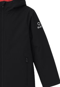 Giacca nera impermeabile con cappuccio, zip frontale e tasca laterale. Presenta un sottile logo bianco sul braccio superiore. Foderata con tessuto rosso.