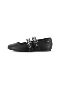 Zapato plano negro con dos correas ajustables con hebillas y punta redondeada, con un pequeño logo metálico en el lado del talón.