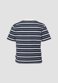 Chemise à manches courtes à rayures horizontales bleu marine et blanches, vue de dos sur un fond uni gris clair.