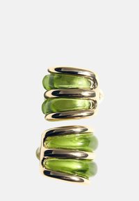 Gouden ring met gedraaide banden en doorschijnende groene accenten. Gladde afwerking met afgeronde randen en gelaagd ontwerp.