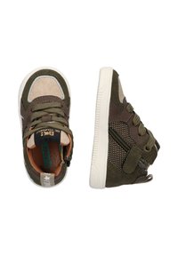 Groene en tan sneakers met vetersluiting en klittenbandsluiting. Textuurstof zijkanten en rubberen zolen. Bevat accenten en logo op de tong.