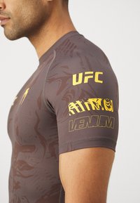 Venum UFC FIGHT WEEK 4.0 MENS RASHGUARDS - Športne majice - dark brown