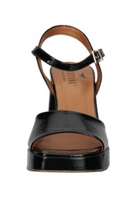 Czarne lakierowane sandały na wysokim obcasie z szerokim paskiem na przodzie, paskiem na kostkę z klamrą i brązową skórzaną wkładką. Kwadratowy design obcasa.