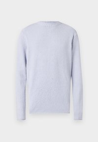 Pulover albastru deschis cu mâneci lungi, tricotat cu textură, cu guler rotund și detalii striate la guler și manșete. Material moale.