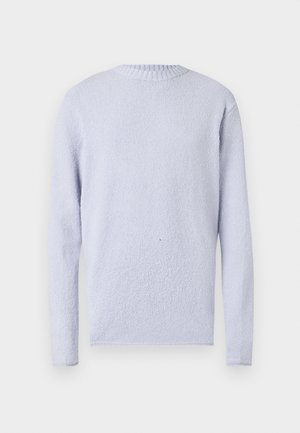 Lyseblå genser med lange ermer og strukturstrikk, med rund hals og ribbestrikkede detaljer på kragen og mansjettene. Mykt materiale.