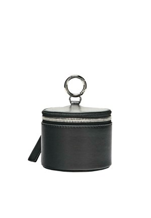 Schwarze, runde Leder-Tasche mit silbernem Reißverschluss und großem Metall-Schlüsselring oben angebracht, isoliert auf weißem Hintergrund.