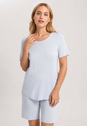 Vaalean sininen puuvillainen lyhythihainen pyjama, jossa on pyöreä pääntie ja rento malli.短裤 ovat sileää materiaalia ja rimattu reuna.