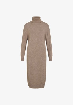 Dzianinowa sukienka z golfem w jasnobrązowym kolorze, z długimi rękawami, prążkowanymi mankietami i bocznymi rozcięciami dla swobody ruchów. Miękka faktura.