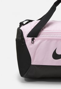 Nike Performance BRASILIA S 41L UNISEX  - Saco de desporto - pink foam black black