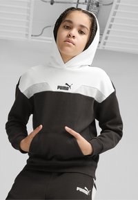 Sudadera con capucha en blanco y negro con detalles en gris, bolsillo canguro y logo en el pecho. Material suave con puños y dobladillo acanalados.
