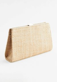 Bolso de mano rectangular tejido en color beige con clasp metálico, de pie sobre una superficie blanca.