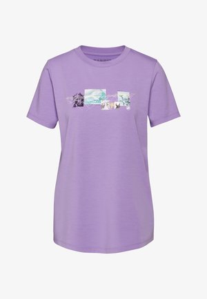 T-shirt lilas à manches courtes avec un col rond et cinq petites imprimés abstraits de paysages disposés en travers de la poitrine.