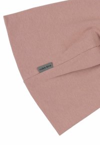 Tessuto lavorato a maglia rosa con una texture morbida, con un'etichetta con il logo visibile di mikk-line sul bordo. Il materiale ha una finitura liscia e elastica.