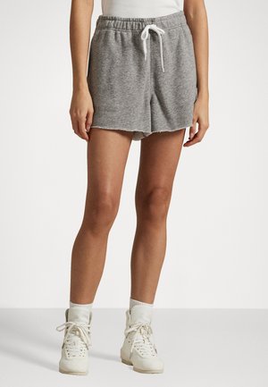 Shorts en mélange de coton gris avec une taille élastique et un cordon de serrage. Présente un ourlet brut et une coupe décontractée, associés à des baskets montantes blanches.