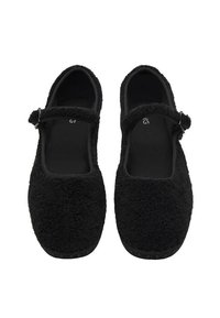 Un pălărie de pantofi negri pufoși Mary Jane cu bretele ajustabile și vârfuri rotunde, văzuți de sus pe un fundal alb.