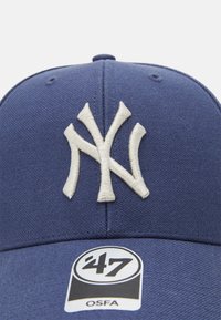 Marineblaue Mütze mit gesticktem weißen New York Yankees-Logo. Verfügt über einen gebogenen Schirm und ein Etikett mit der Aufschrift '47, OSFA. Texturierte Stoffoberfläche.