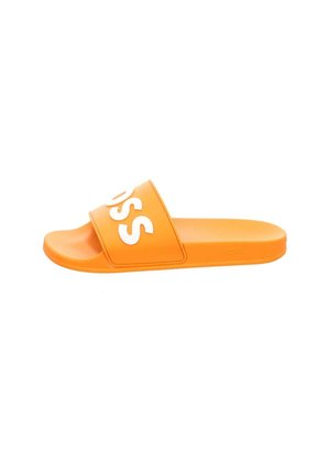 Sandalo scivolo in gomma arancione con una fascia larga decorata con un audace testo bianco del logo e una suola piatta per il massimo comfort. Texture liscia in tutto il sandalo.