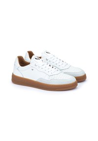 Sneaker in pelle bianca con accenti perforati, pannelli in suede grigio chiaro, suole in gomma marrone e lacci bianchi. "MARTINELLI" impresso di lato.