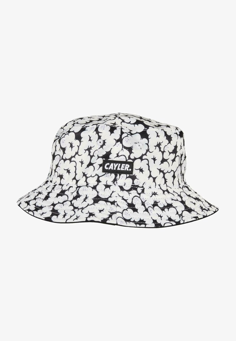 Cappello a secchiello floreale in bianco e nero realizzato in tessuto, con una larga visiera e una patch centrale con il logo "CAYLER." Design classico e non strutturato.