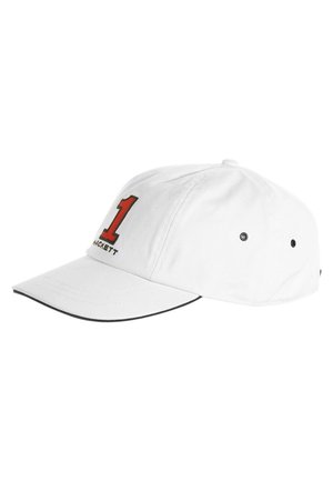 Biała czapka bejsbolowa z czarnym obszyciem na daszku, z dużym czerwonym numerem "1" i napisem "Hackett" wyhaftowanym na przedniej części.