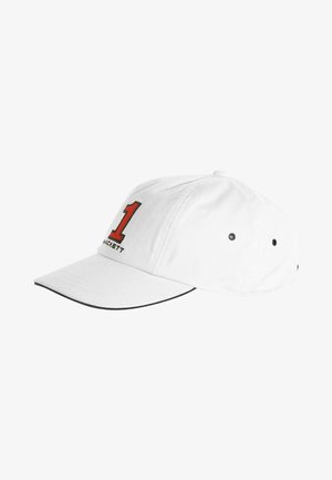 Biała czapka bejsbolowa z czarnym obszyciem na daszku, z dużym czerwonym numerem "1" i napisem "Hackett" wyhaftowanym na przedniej części.