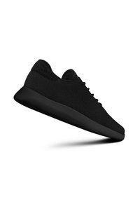 Chaussure de sport noire avec une tige en mesh respirant et une semelle en caoutchouc élégante. Présente un bout arrondi et un design minimaliste à lacets.