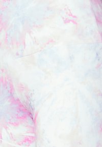 Legginsy w wzór tie-dye w pastelowych odcieniach różu, niebieskiego i białego; wykonane z miękkiego, elastycznego materiału o gładkiej fakturze.