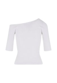 Bílý top s odhalenými rameny vyrobený z žebrované tkaniny, se třičtvrtinovými rukávy a přiléhavým střihem. Hladká textura, minimalistický design.