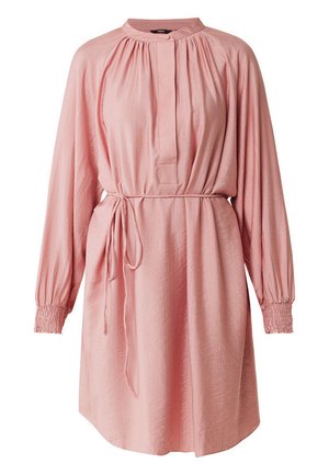 Vestido rosa de manga larga con cuello alzado, frente plisado y cinturón en la cintura. Confeccionado en tela ligera, con mangas fruncidas y un fit relajado.