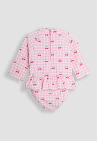 Langärmeliger rosa Gingham-Badeanzug mit Kirschmuster, der einen Reißverschluss hinten und ein gerafftes Peplum-Detail an der Taille hat. Weicher, dehnbarer Stoff.