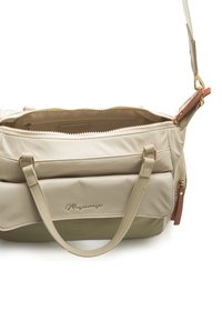Bolso beige con base texturizada, incluye dos asas superiores, cremalleras y un detalle de logotipo. Material liso con herrajes en tono dorado.