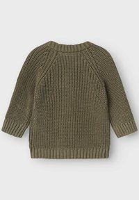 Olivgrüner, gestrickter Pullover mit Rippenkragen, Raglanärmeln und einem strukturierten Muster mit gerippten Bündchen und Saum.
