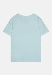 Lyseblå bomull t-skjorte med rund hals og korte ermer. Stoffet har en myk tekstur og et enkelt design, uten synlige logoer eller mønstre.