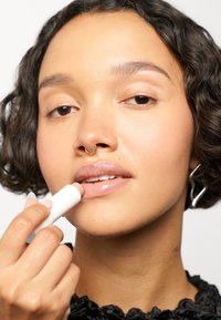 Coola MINERAL LIPLUX SPF 30 różowy